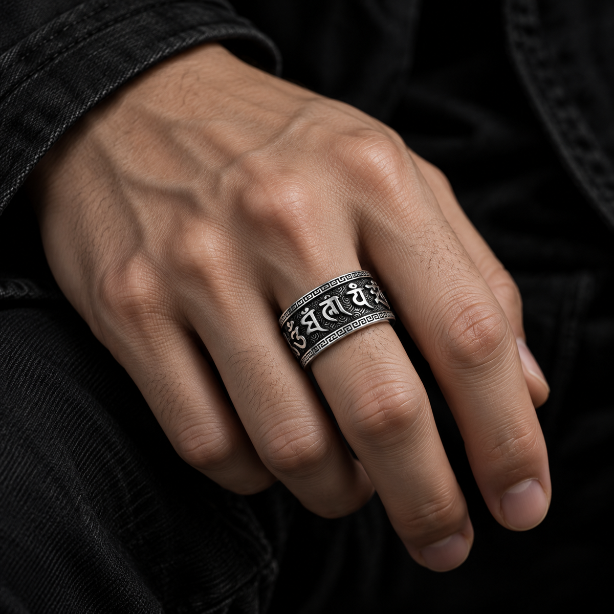 NOIR MANTRA RING