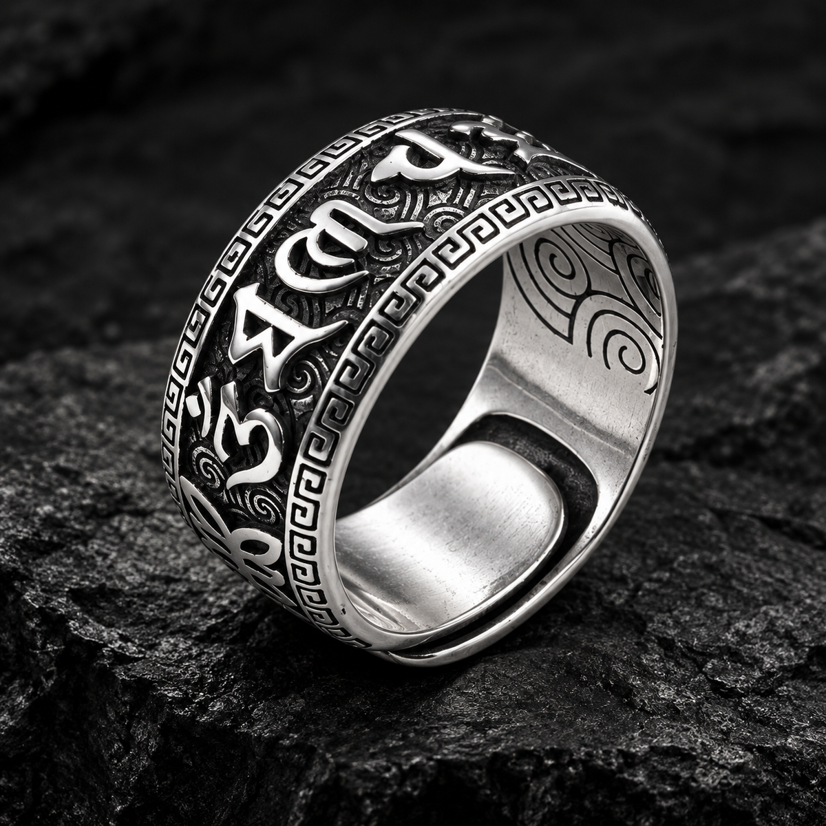 NOIR MANTRA RING
