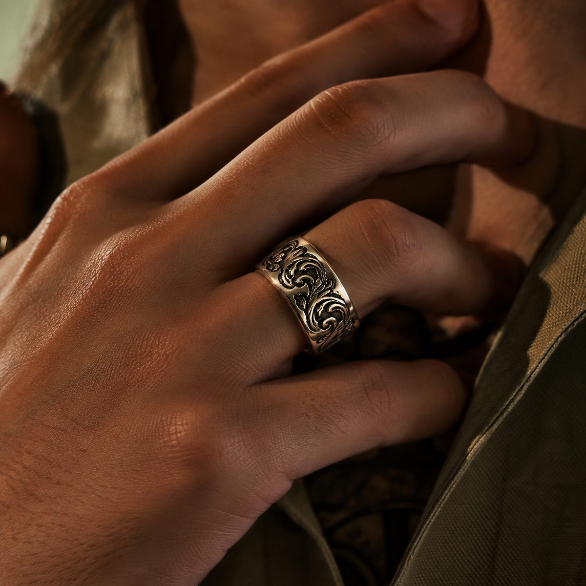 NOIR ORNATE RING